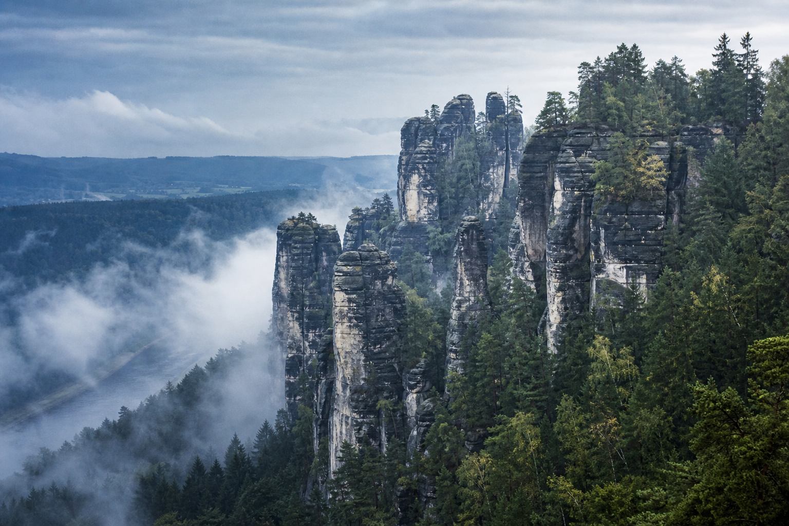 Sächsische Schweiz mit Felsen und Talnebel